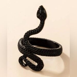 Serpentine black design ring